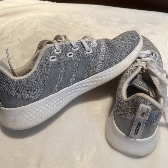 Adidas tennis shoes - Picture 2 of 4